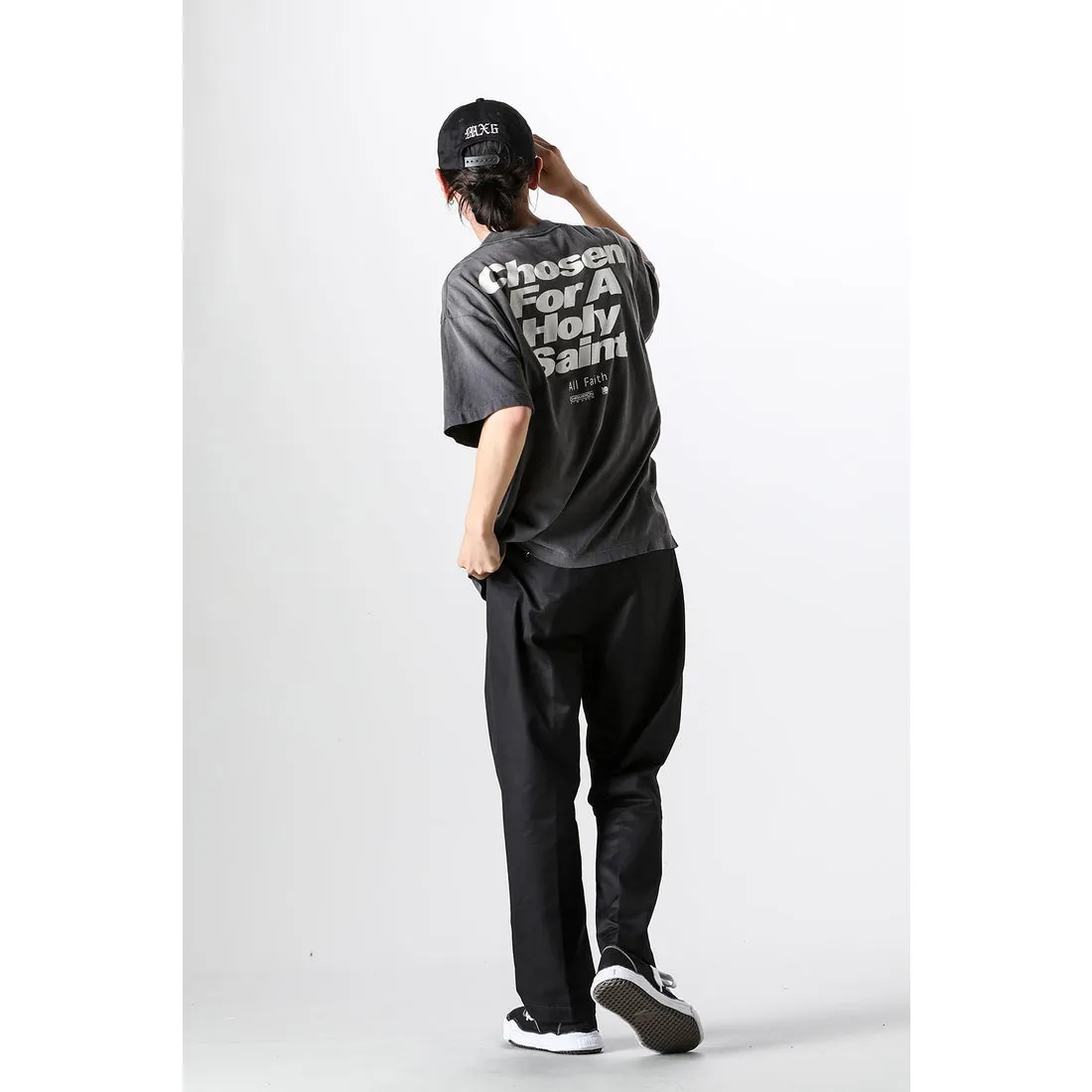 SAINT Mxxxxxx CHOSEN SS TEE/BLK Burst pattern/fingerprint print Chosen Tee Washed black S-XL Look for cylindrical fabrics without side seams. Don’t buy open-width fabrics anymore. It’s boring. Assute garment dyeing. Spray the whole piece with Ma Liu. Re-spray heavy fade. Collar and cuffs are frayed. Many places are broken. Authentic grade printing restored. Original consistent main mark/wash mark/with little angel anti-counterfeiting label.